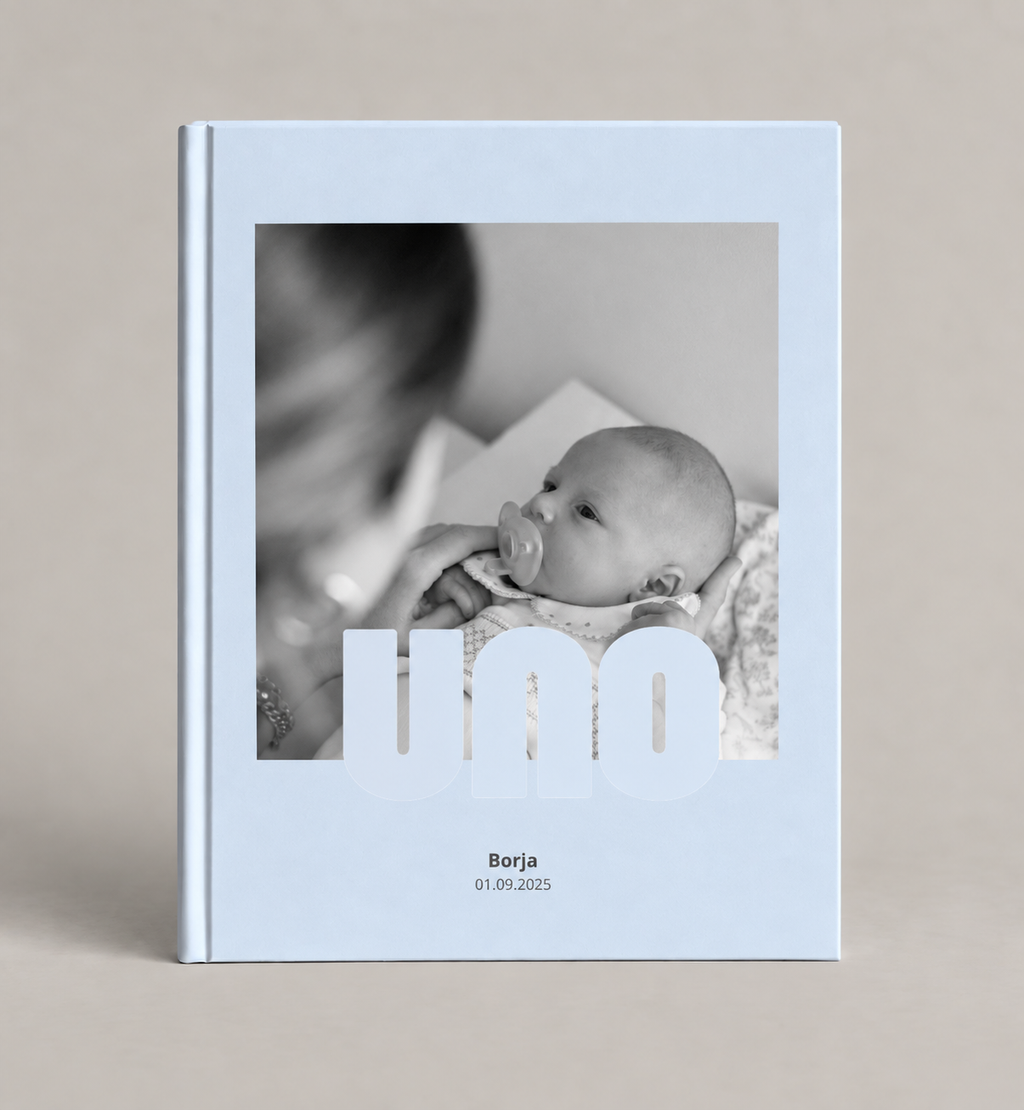 Plantilla photobook en Canva | 1 Año Celeste